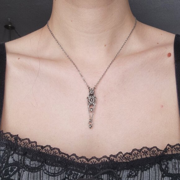 Vintage Victorian Gothic long silver pendant on a small chain necklace - Picture 2 of 10